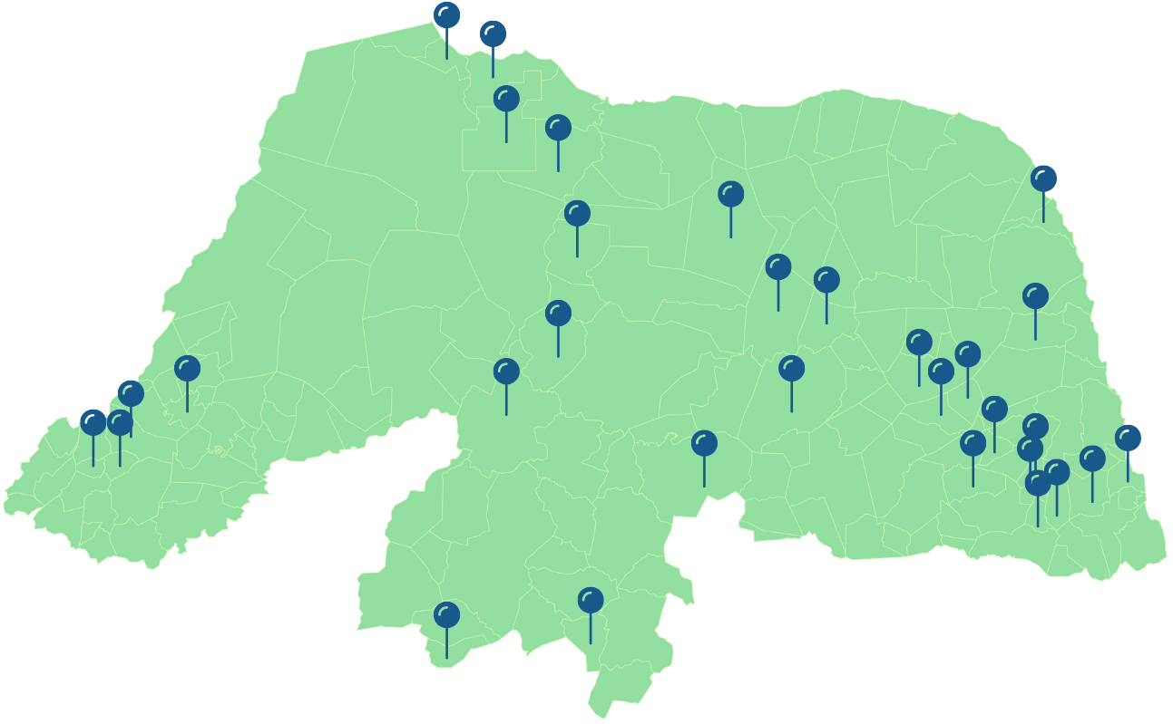 Aperto de mão entre duas pessoas em um escritório