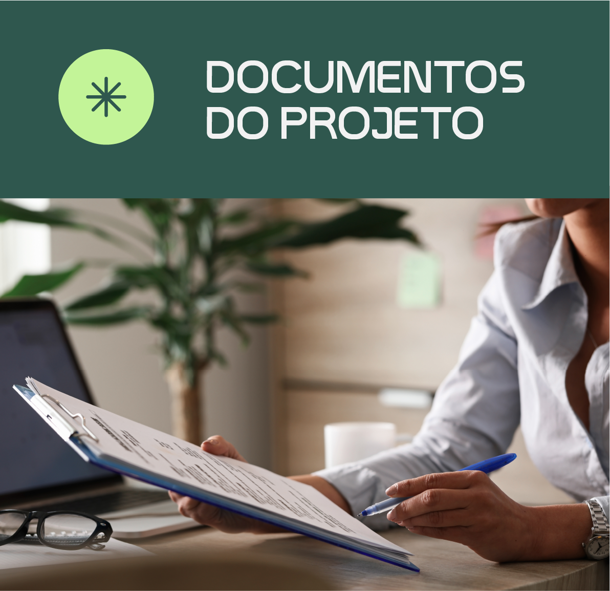 Mulher lendo um documento em uma prancheta. Ela está segurando o documento com uma das mãos enquanto segura uma caneta com a outra. A mulher está sentada em uma mesa de escritório iluminado por luz natural, com um laptop na mesa e uma planta em um vaso ao fundo.