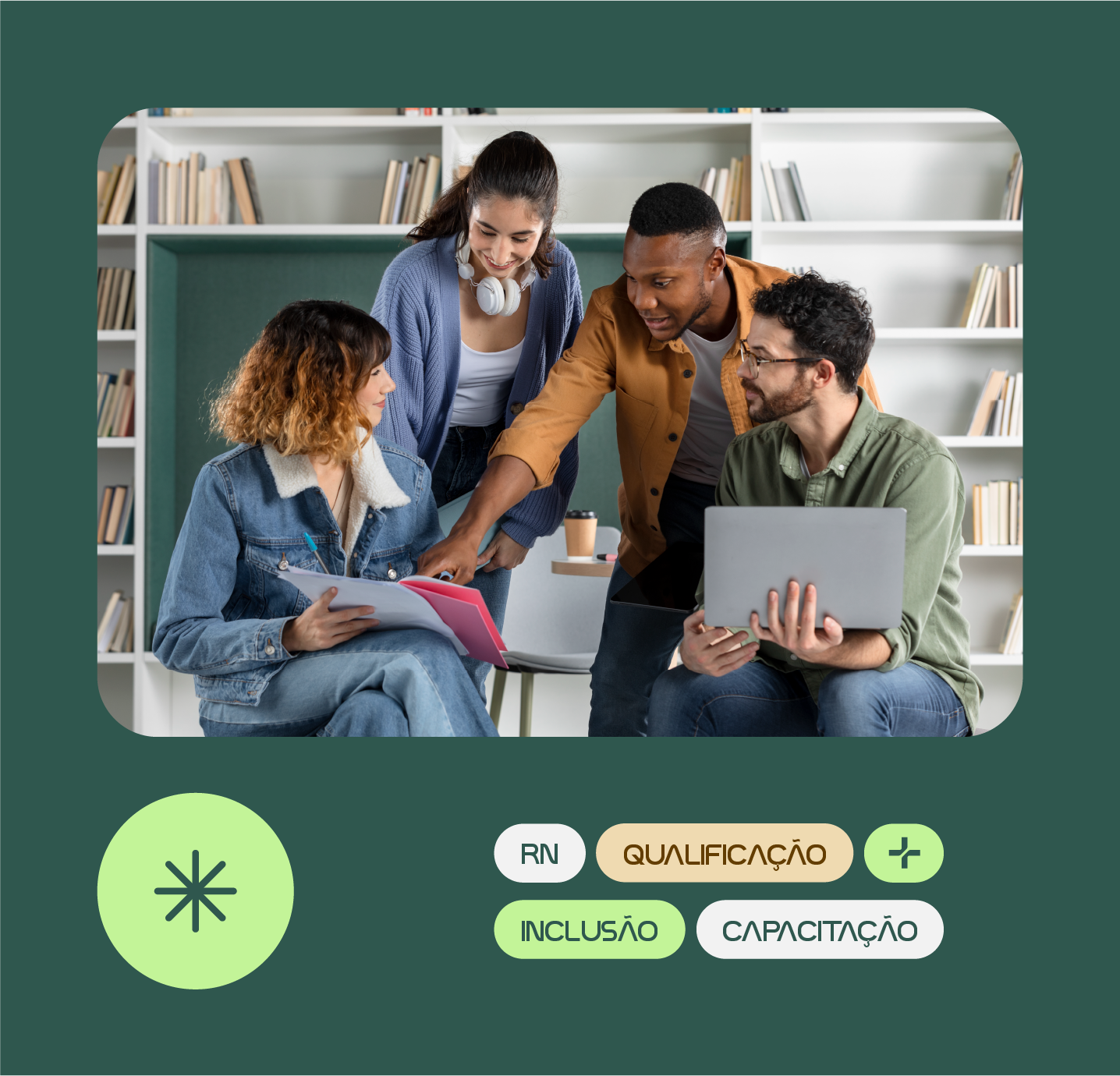 Grupo de dois homens e duas mulheres segurando laptop e papéis em uma sala de reuniões discutindo sobre capacitação, inclusão e qualificação do projeto RN + Inclusivo